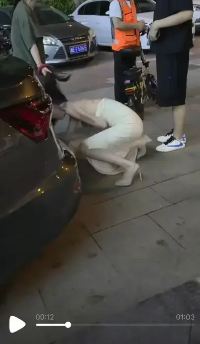 直击《白裙女子被抓头发跳河》现场，原配引发的跳河事件真相浮出水面，再品《白裙女子被抓头发跳河》惊心瞬间