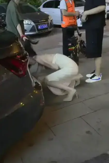 太可怕！《白衣女子被抓头发跳河》事件，小三被扯发推入河中，现场目击者揭秘详情，高清无删减全程免费看！