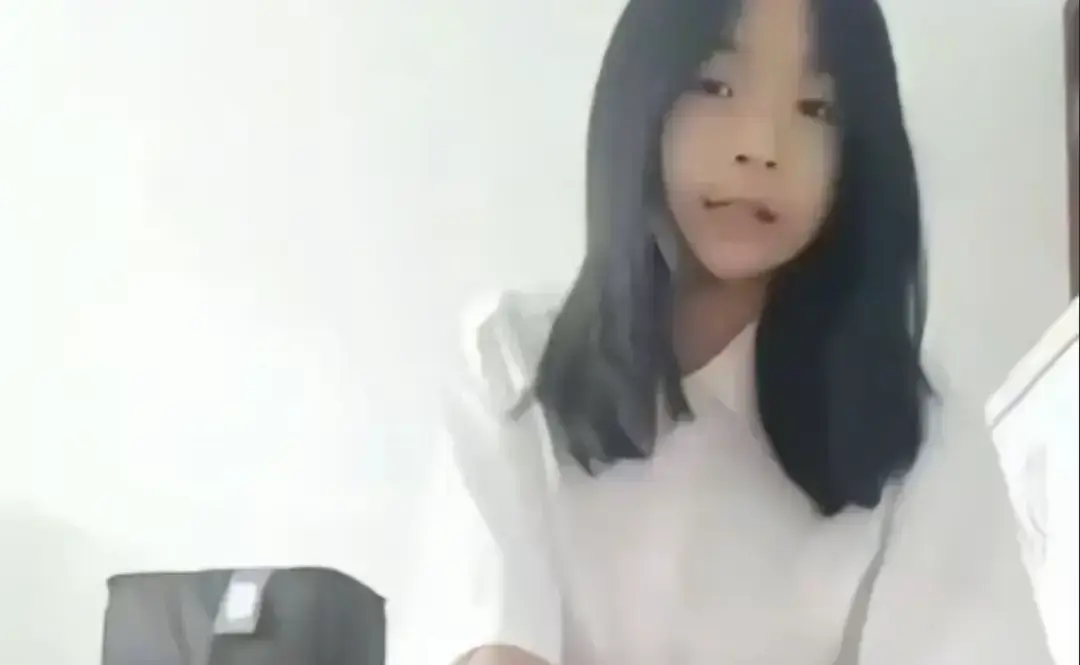 免费在线观看《张婉莹女孩写作业事件》1080P高清无删减版，资源流出后家长圈炸锅，张婉莹写作业事件持续发酵