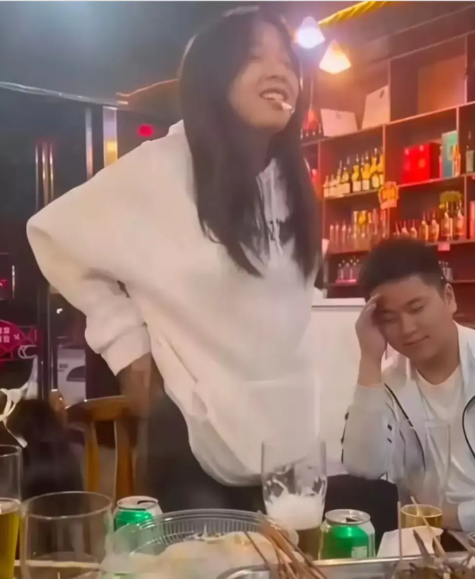 《贵州凯里女孩喝酒事件》-大瓜酒过三巡脱衣助兴原视频曝光现场独家视频资源免费观看-贵州凯里女孩喝酒事件-全过程