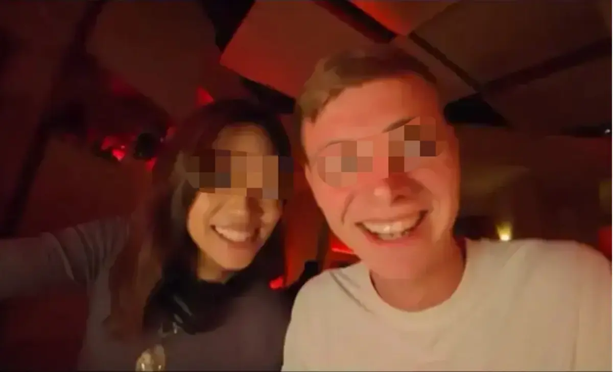 1080P高清播放《西安麻辣烫女孩》，海外UP主西安夜游意外捕捉精彩，《西安麻辣烫女孩》展现古城烟火魅力！
