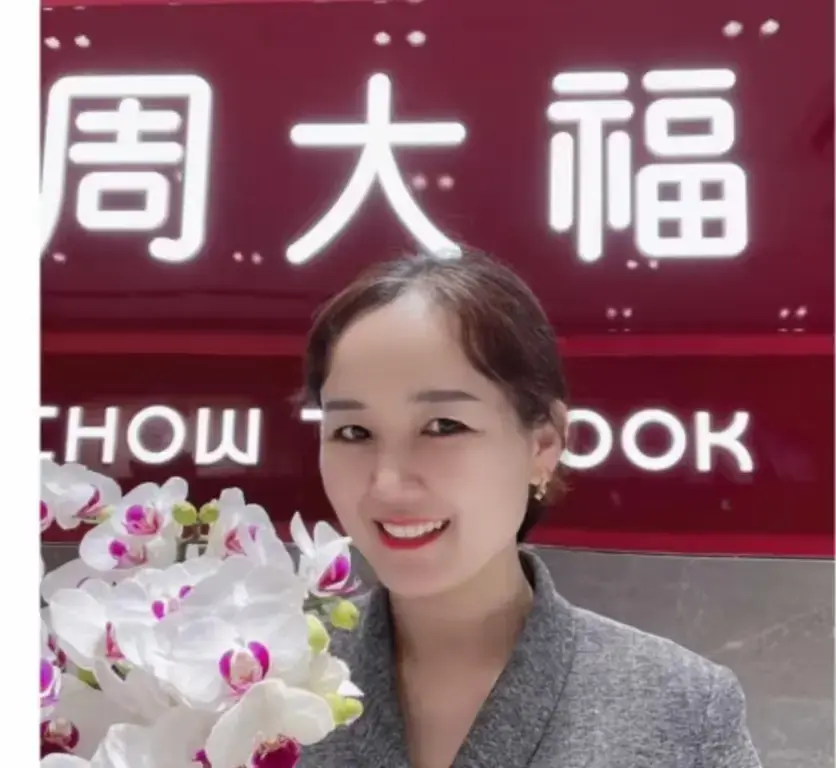 《盐城周大福金店一拖三事件相关视频》