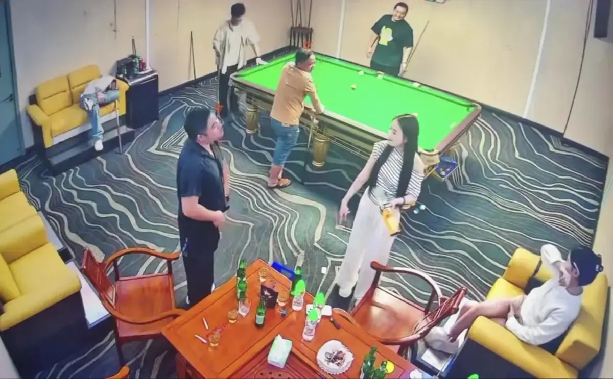 免费看《海口台球厅2V5》男女对战现场监控视频，1080P高清无广告，畅享2V5精彩时刻！