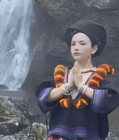 苗族瀑布女孩