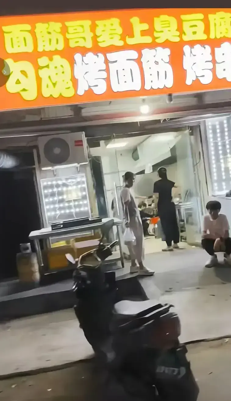 全程揭秘《安平勾魂面筋哥丈母娘事件背后的故事》：面筋哥如何凭借丈母娘开启爆红之路——探寻他的成功秘密