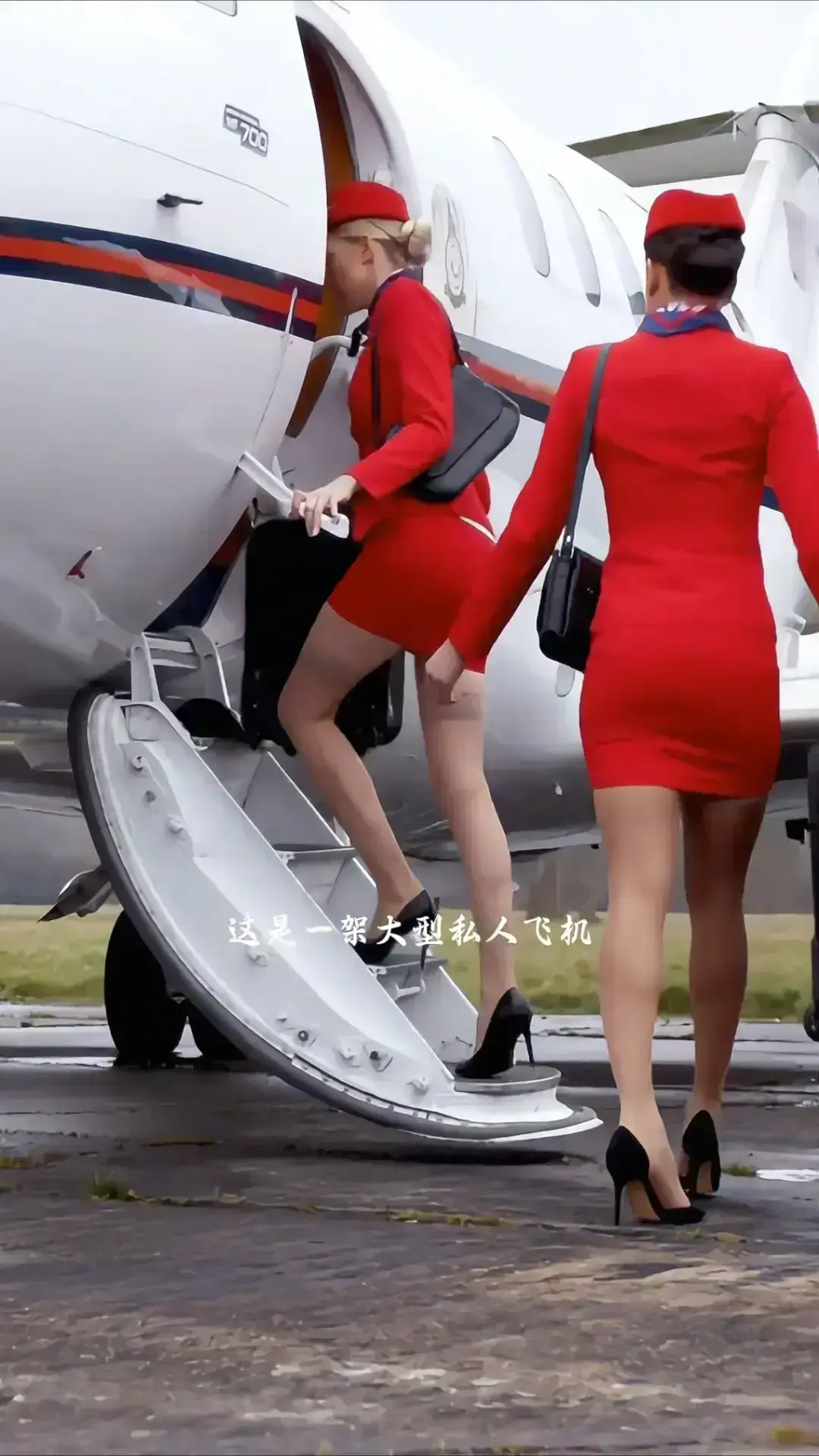 《法国空姐》蓝光超清无广告在线看-法国电影佳作，展现私人航空里不雅空乘在云端机舱的精彩情节，《法国空姐》全季畅享