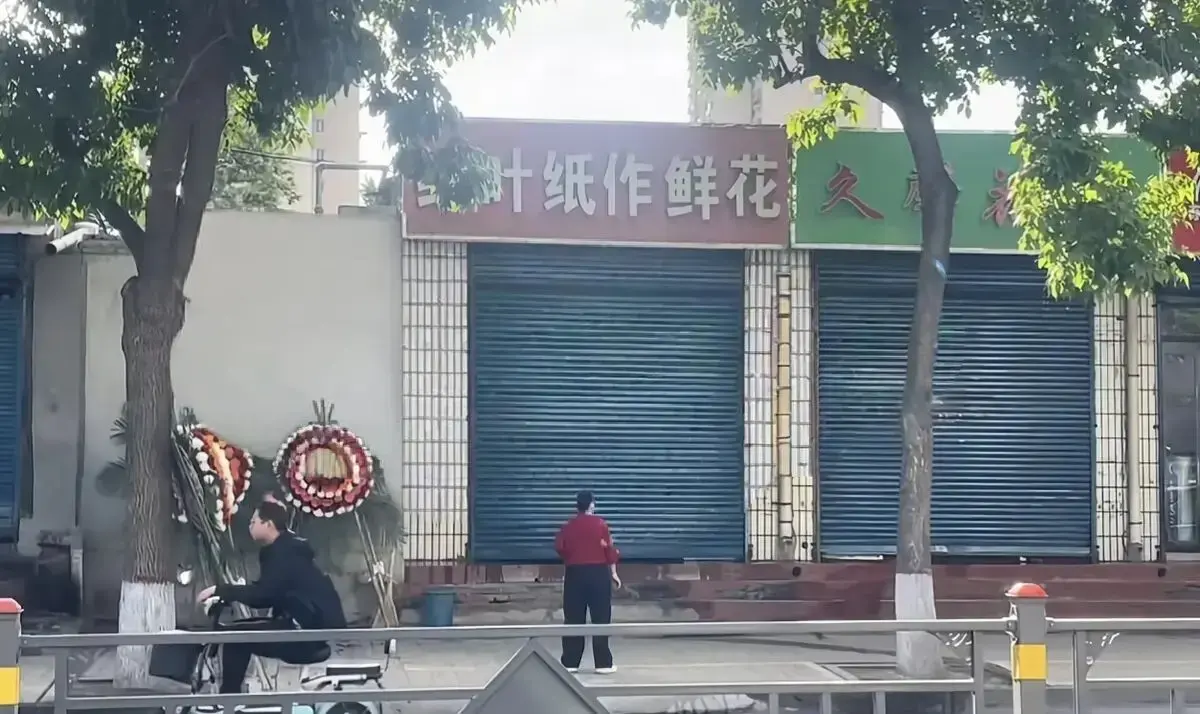 《原平纸艺鲜花店门口实拍炸裂视频》