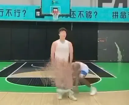 《牛教练的裤子》黑哥被追着满球场跑-免费在线看超清资源