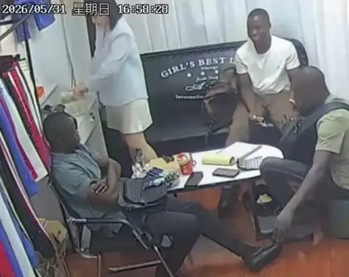 想看《三个黑人买衣服》？2026热门资源来袭，高清无广告在线播放，美女老板娘与服装店监控亮点十足！