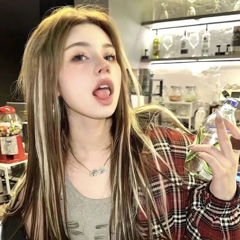 《第一次上瘾》带你体验青春期盲从、社交焦虑，感受初次叛逆与自我觉醒！全剧免费在线观看，1080P高清画质，《第一次上瘾》未删减剧情等你！